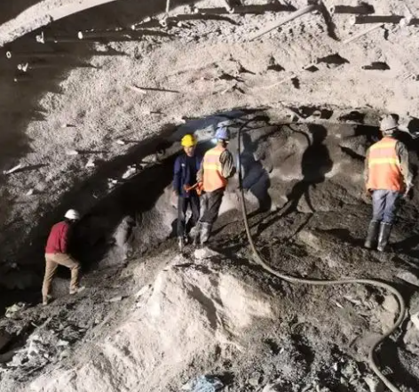 卫东拱顶带模注浆料的施工流程及注意事项